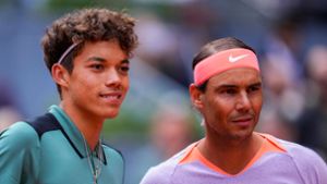 Rafael Nadal (r) erteilte dem erst 16 Jahre alten US-Amerikaner Darwin Blanch in Madrid eine Lehrstunde. Foto: Manu Fernandez/AP/dpa