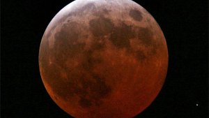 Am Montag findet eine totale Mondfinsternis statt. Schicken Sie uns ihre schönstes Fotos des Naturspektakels. Foto: dpa