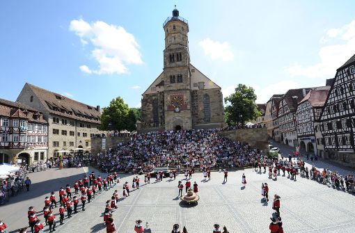 Auf dem Marktplatz von Schwäbisch Hall finden sich Gebäude mit Baustilen aus unterschiedlichen Epochen – in der Mitte steht die Kirche St. Michael. Foto: dpa