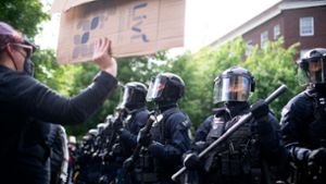 Die Polizei des Bundesstaates Oregon bildet eine Linie hinter der Millar Library der Portland State University, wo mehrere propalästinensische Demonstranten, die das Gebäude besetzt hatten, verhaftet wurden. Foto: Beth Nakamura/The Oregonian via AP/dpa