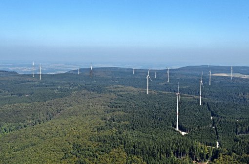 Nur von oben sind die 16 Windkraftanlagen im Wald bei Lauterstein gut zu sehen. Sie gelten als Vorzeigeprojekt. Foto: Heino Schütte
