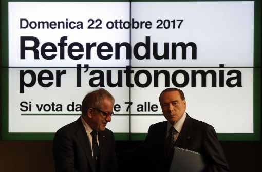 Italiens Ex-Ministerpräsident Silvio Berlusconi (r) und der Präsident der Lombardei Roberto Maroni stehen bei einer Pressekonferenz zu dem Autonomie-Referndum in Mailand zusammen. Foto: AP