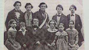 Widerspenstige Haare, entschlossener Blick: Ernst Friedrich Hauff (mit weißer Schärpe) inmitten seiner Familie Foto: Caroline Holowiecki
