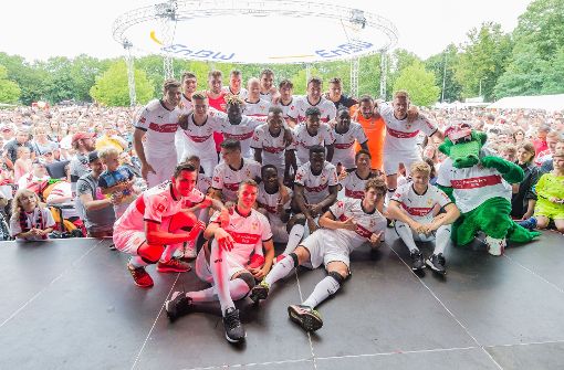 Die VfB-Mannschaft posiert vor den Fans für ein Foto Foto: dpa