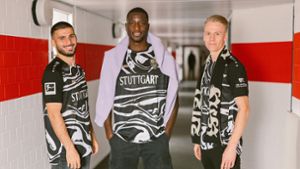 Deniz Undav, Serhou Guirassy und Chris Führich im neuen Shirt.  Foto: VfB