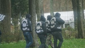 Im April wurden zwei Mitglieder der United Tribuns in Heidenheim niedergeschossen. Ein Mann starb. Das Foto zeigt Mitglieder auf dem Weg zur Trauerfeier. Foto: SDMG