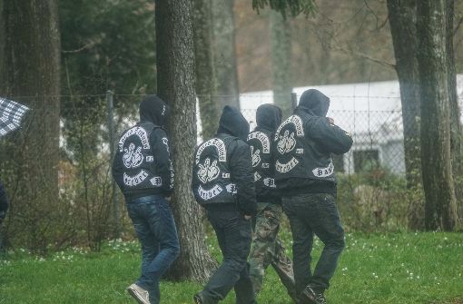 Im April wurden zwei Mitglieder der United Tribuns in Heidenheim niedergeschossen. Ein Mann starb. Das Foto zeigt Mitglieder auf dem Weg zur Trauerfeier. Foto: SDMG