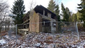 Die bewegte Geschichte einer Bauruine mitten im Wald in der Eifel: Das „Adenauer-Haus“. Foto: dpa