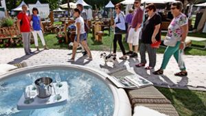 Der Whirlpool beherbergt den Champagner: Luxus auf der Lifestyle-Messe. Foto: factum/Bach