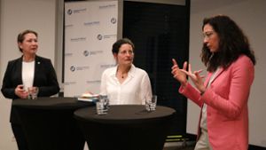 Über  „Beruflichen Wiedereinstieg und Work-Life-Balance“ diskutieren Julia Goll (links) und Smaro Sideri (rechts) mit der Moderatorin Annette Clauß. Foto: Eva Herschmann