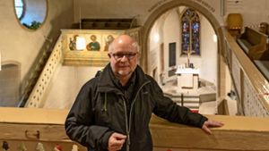 Rettung tut not:   Pfarrer Ralph Hermann in seiner Problemkirche. Foto: factum/Jürgen Bach