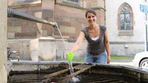 Die Redakteurin Maira Schmidt hat das Wasser aus allen  Trinkbrunnen probiert. Foto: Baur