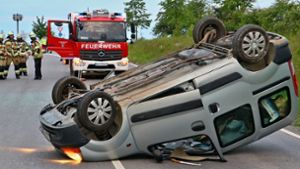 Das Auto wurde bei dem Unfall stark beschädigt. Foto: KS-Images.de / Andreas Rometsch