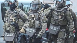 Beamte des SEK Baden-Württemberg auf einem Symbolfoto bei einem Einsatz in Villingen-Schwennigen. Am Mittwoch nahmen sie in Bad Urach einen mutmaßlichen Mafiamörder fest. Foto: Marc Eich