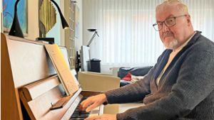 Ob bei Konzerten, Proben oder zu Hause am Klavier: Siegfried Bauer lebt für die Musik. Foto: Martin Tschepe
