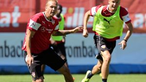 Raphael Holzhauser (links) hier noch im Trainingslager mit der Bundesligamannschaft,  spielt jetzt für den VfB II in der dritten Liga. Foto: Pressefoto Baumann