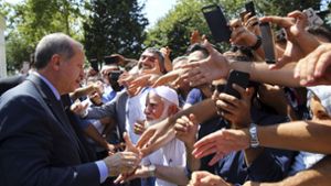 Der türkische Präsident Recep Tayyip Erdogan (links) spricht in Istanbul mit Unterstützern, nachdem er am Freitagsgebet teilgenommen hat. Foto: POOL Presidency Press Service/AP
