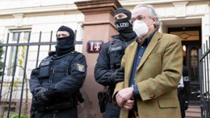 Bei einer Razzia im Dezember 2022 gegen sogenannte Reichsbürger wurde auch Heinrich XIII. Prinz Reuß (r) abgeführt. Foto: Boris Roessler/dpa