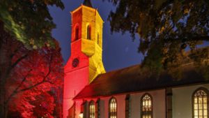 In rotes Licht gehüllt präsentiert sich die Waiblinger Michaelskirche. Foto: Gottfried Stoppel
