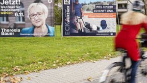 Wahlkampfplakate in Heidelberg: Theresia Bauer (Grüne) ist im ersten Wahlgang der OB-Wahl in Heidelberg klar Amtsinhaber Eckart Würzner (parteilos) unterlegen. Foto: dpa/Uwe Anspach
