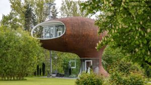 Ein Ufo? Nein, dies ist das avantgardistische Ferienhaus „Air-Loft“ von Peter Lampart am Göppinger Galgenberg. Wer will, kann das futuristische Gebäude seit einigen Monaten zum Übernachten mieten. Foto: Staufenpress