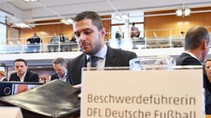 DFL-Geschäftsführer Marc Lenz wartet im Bundesverfassungsgericht auf den Beginn der Verhandlung. Foto: Uli Deck/dpa