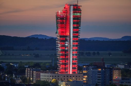 Im Zuge der Aktion wurden neue und alte Gebäude   in rotes Licht getaucht – hier der Schwabenlandtower. . Foto: Gottfried Stoppel