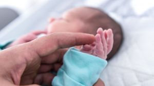 Das Verhältnis von Hebammen zu Schwangeren soll auf den Geburtsstationen höchsten eins zu zwei sein. Ein Förderprogramm des Gesundheitsministerium soll dazu beitragen, das Ziel zu erreichen. Foto: dpa/Sina Schuldt