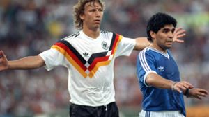 Sternstunde 1990 in Rom: Guido Buchwald (links) meldet den argentinischen Weltstar Diego Maradona im WM-Finale komplett ab. Foto: dpa