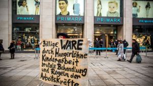 Mit solchen Schildern haben Aktivisten am Dienstagvormittag gegen die neue Primark-Filiale auf der Stuttgarter Königstraße demonstriert. Foto: Lichtgut/Leif Piechowski