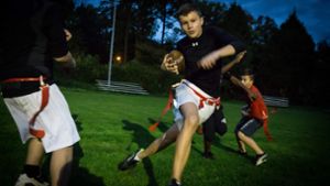 Im Flag-Football spielen die Kinder und Jugendlichen ohne Bodychecks und Körperangriffe gegeneinander und erlernen so die Grundlagen der Sportart. Foto: Lichtgut/Achim Zweygarth