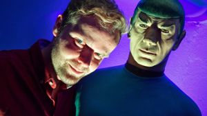 Benjamin Stöwe in seinem privaten Star-Trek-Museum „Raumschiff Eberswalde“ in Eberswalde (Brandenburg) neben einer Figur des Schauspielers Leonard Nimoy als Mister Spock. Foto: dpa