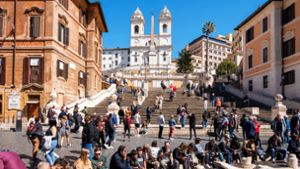 Für viele Deutsche ist Italien ein Sehnsuchtsland,  auch, weil Italien für dolce vita –  wie hier auf der spanischen Treppe –  in Rom steht. Foto: /Imago/Guenter Nowack