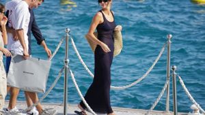 Elegante Sommer-Kombi aus schwarzem Kleid und schwarzen Schuhen: Kendall Jenner trägt den Fashion-Trend im Urlaub. Foto: imago/ABACAPRESS