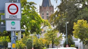 Wer nach Karlsruhe hineinfahren möchte, braucht  bislang noch eine grüne Plakette auf der Windschutzscheibe. Foto: /Stefan Jehle
