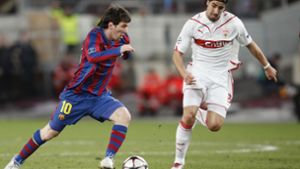 2010 in der Champions League: Lionel Messi (Barcelona) contra Sami Khedira (VfB Stuttgart) Foto: Baumann