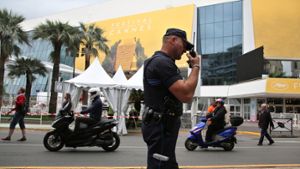 Hohe Sicherheitsvorkehrungen für die Stars von Cannes: Polizist vor dem Festivalpalast Foto: AP