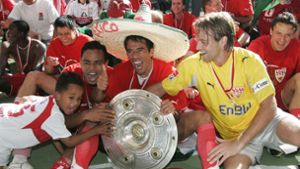 Timo Hildebrand bejubelt mit Pavel Pardo (Mitte) und Antonio da Silva (links) den Meistertitel 2007 mit dem VfB Stuttgart. Foto: AP