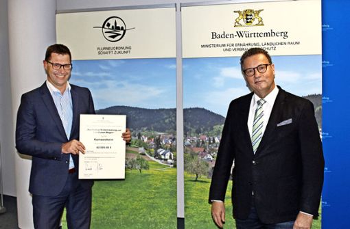 Erster Bürgermeister Daniel Güthler (links) nimmt den Förderbescheid von Minister Peter Hauk entgegen. Foto: /privat