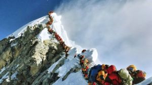 Lange Schlangen von Bergsteigern warten bis sie die Spitze des Mount Everest besteigen dürfen. Foto: dpa/Nirmal Purja