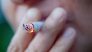 Für eine Packung mit 20 Zigaretten müssen  Raucher seit 1. Januar  10 Cent mehr an Tabaksteuer bezahlen. Foto: dpa/Christoph Schmidt
