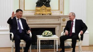 Die Präsidenten Chinas und Russlands beim Eröffnungsplausch in Moskau Foto: AFP/Sergei Karpukhin