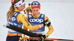Enttäuschte deutsche Langläuferinnen nach dem Skiathlon: Pia Fink (li.) und Katharina Hennig. Foto: imago
