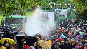 Der Wasserwerfer-Prozess gegen zwei Polizisten soll einem Medienbericht zufolge gegen eine Zahlung von jeweils 3000 Euro eingestellt werden. Die Angeklagten hatten das Kommando beim eskalierten Polizeieinsatz im Stuttgarter Schlossgarten am sogenannten Schwarzen Donnerstag 2010. Foto: dpa