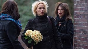 Bei der Trauerfeier für Roger Willemsen erwiesen auch die Schauspielerinnen Katja Riemann (Mitte) und Iris Berben dem Autor und Fernsehmoderator die letzte Ehre. Foto: dpa