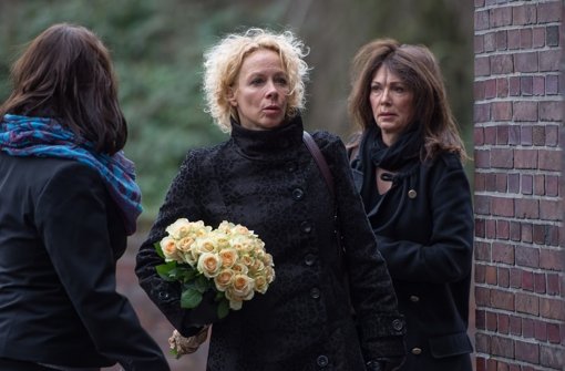 Bei der Trauerfeier für Roger Willemsen erwiesen auch die Schauspielerinnen Katja Riemann (Mitte) und Iris Berben dem Autor und Fernsehmoderator die letzte Ehre. Foto: dpa