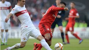 Stuttgart Filip Kostic (links) im Zweikampf gegen Leverkusens Karim Bellarabi. Am Samstag spielt der VfB in Darmstadt. Foto: dpa