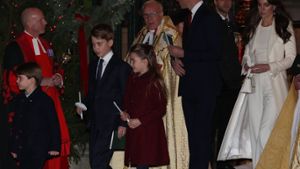 Der kleine Prinz Louis (li.) geht voran, hinter ihm seine Geschwister Prinz George und Prinzessin Charlotte und seine Eltern Prinz William und Prinzessin Kate. Foto: imago/i Images