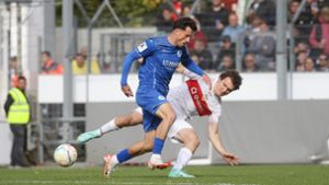 Flamur Berisha gegen VfB-Spieler Jordan Meyer (re.) – das Hinspiel gewannen die Kickers mit 2:0. Foto: Pressefoto Baumann/Hansjürgen Britsch