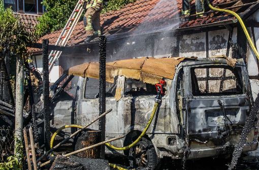 Dieser Mercedes in Rutesheim ist nach dem Brand nicht mehr zu gebrauchen. Foto: SDMG